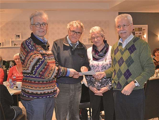AWO-Vorsitzender Lorenz Denn (r.) übergab jeweils 500 Euro an (v. l.) Dr. Andreas Reuther vom Hospiz-Verein Rhein-Ahr und Pfarrer Klaus Neufang und Leonie Bittmann von der ökumenischen Flüchtlingshilfe. AB