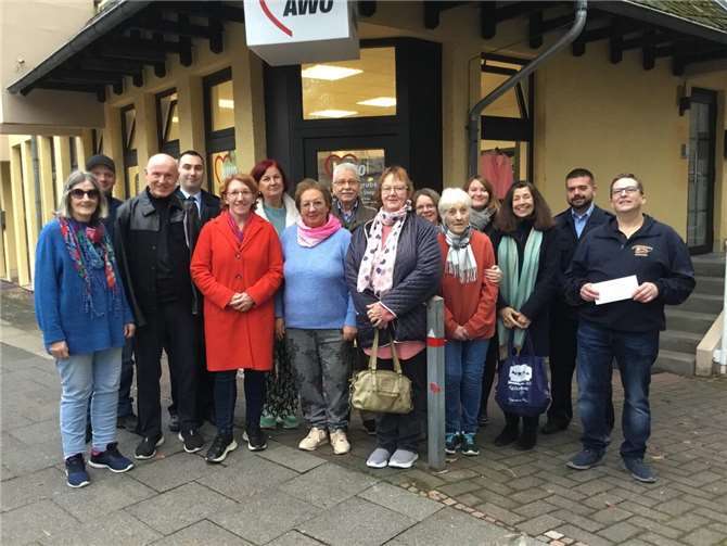 AWO Vorsitzender Lorenz Denn sowie Vorstandsmitglied Susanne Müller MdL im Kreis der Mitarbeiterinnen der „Fundgrube“ bei der Spendenübergabe an die Vertreter*innen der städtischen Jugendpflege, des Hospiz-Vereins, der Jugendfeuerwehren, des Fördervereins Frauenhaus und der Lebenshilfe im Kreis Ahrweiler.  Foto: privat