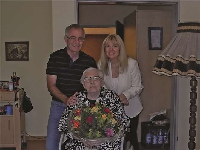 AWO Vorsitzender Peter Kirst gratulierte der Jubilarin sehr herzlich mit einer roten Rose, die Beigeordnete Gaby Zils überbrachte die Glückwünsche von Bürgermeister Syre und des Stadtrates. Peter Kirst
