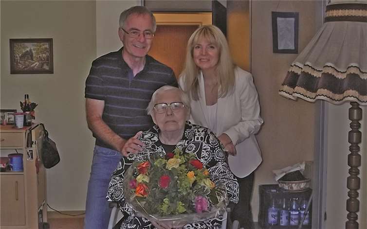 AWO Vorsitzender Peter Kirst und Beigeordnete Gaby Zils gratulierten Hilde Cronrath zum 99. Geburtstag. Peter Kirst