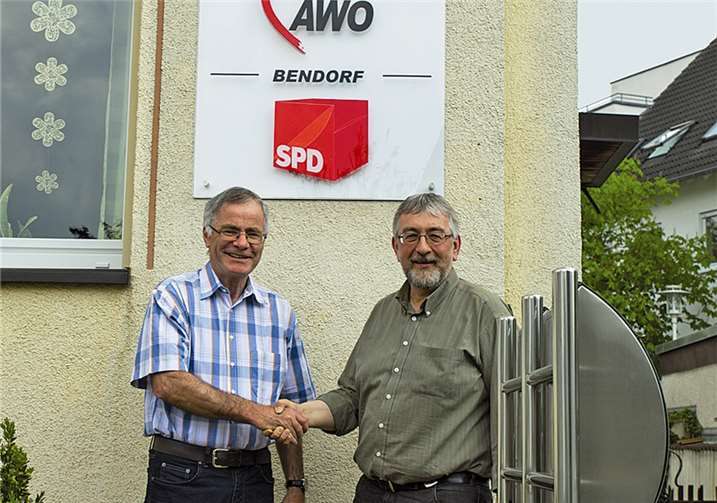 AWO-Vorsitzender Peter Kirst und SPD-Stadtverbandsvorsitzender Karl-Rudolf Goergen besiegeln mit Handschlag die neue Kooperation.  Privat