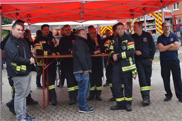 Aahlreiche Feuerwehrleute verfolgten am späten Vormittag den offiziellen Teil des Tages der offenen Tür.
