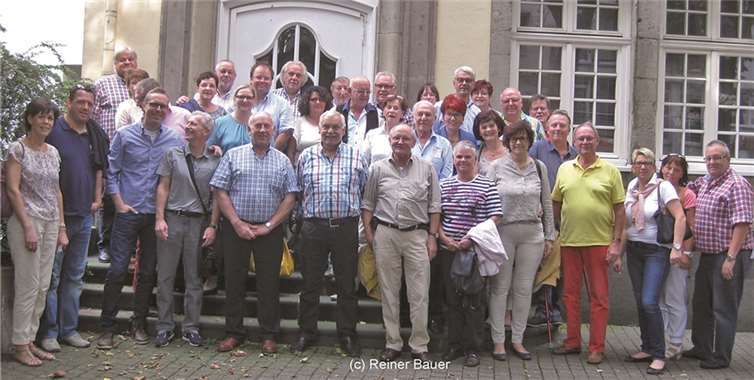 „Aapethiater“ - der AKG-Senat mit Freunden vor dem Hänneschen Theater. Reiner Bauer