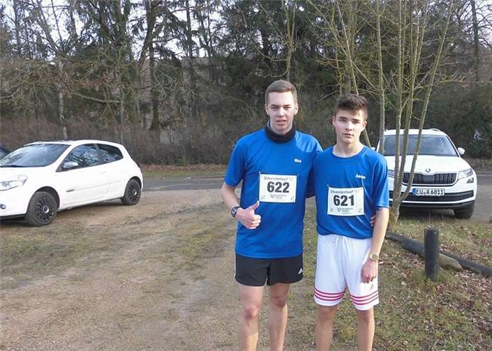 Aaron Bollig mit seinem Coach Nico Schmitz beim Silvesterlauf an der Steinbachtalsperre.privat