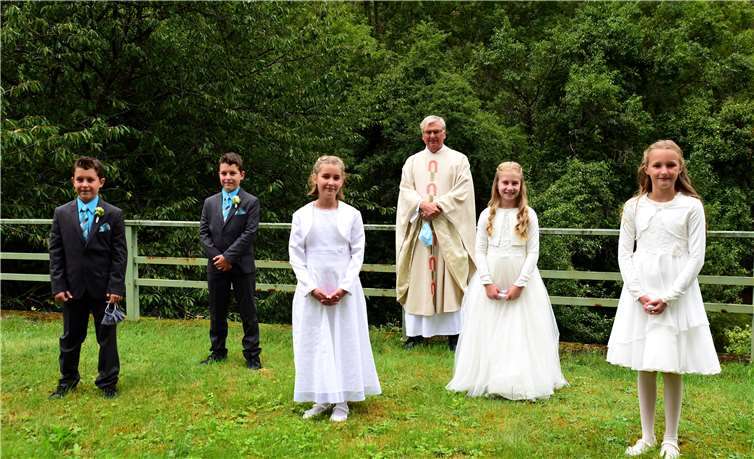 Kommunionkinder empfingen ihre erste Heilige Kommunion Aaron Bremm, Elias Bremm, Sophie Bremm, Malou Meurer, Mia Ohlert.