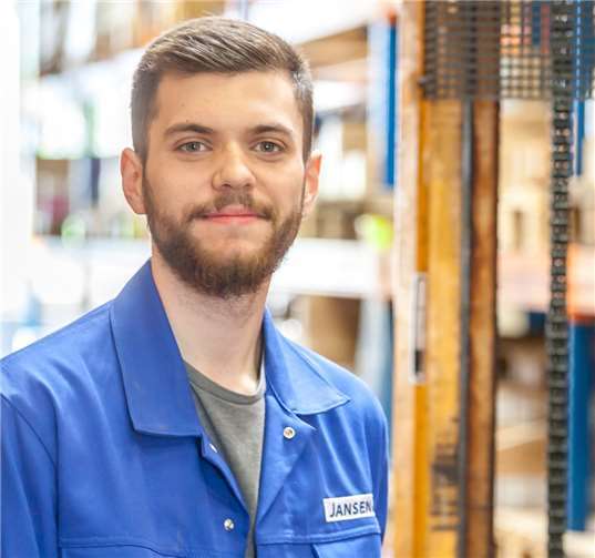 Aaron Häß arbeitet als auszubildender Industriekaufmann auch im Versand. Foto:Stephan Wirwalski