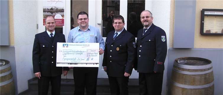 Aaron Stargadsky (2.v.li.) überreichte den Spendenscheck stellvertretend für den Sparverein an die Vertreter der FFW Winningen: v.li. WF Th. Pelzer, JW Armin Heubes sowie Klaus Borsch.