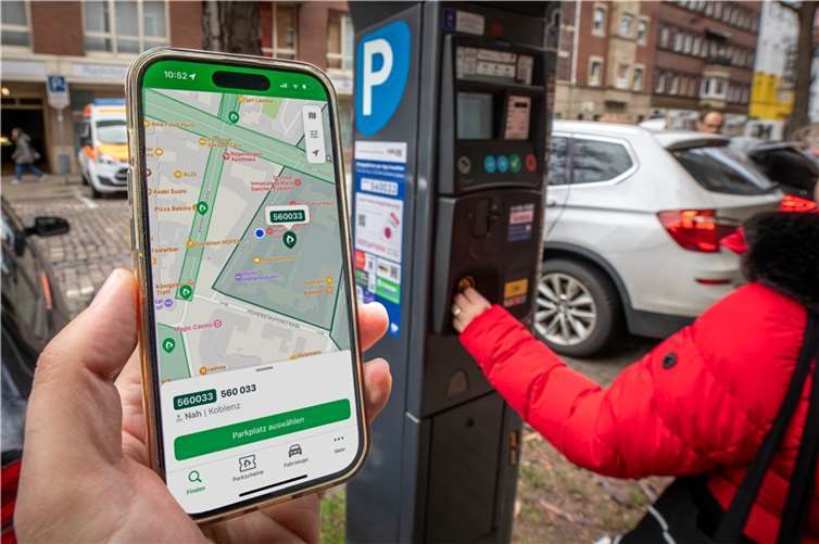 Parkgebühren digital mit dem Handy zahlen Ab 1. Januar 2024 können Autofahrer in Koblenz vielerorts wählen, ob sie mit dem Smartphone ihr Parkticket bezahlen wollen oder klassisch am Parkautomaten ein Ticket ziehen möchten.