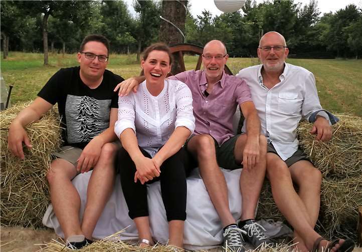 Ab 18 Uhr geht die Wassersportparty mit Livemusik von der Band Barbreak los. Sie heizt mit Funk, Soul und Dance-Music ein.