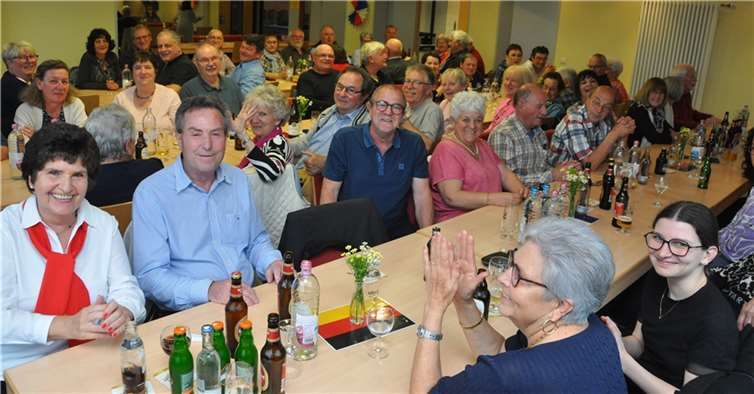 Ab 19 Uhr fand der Begegnungsabend, in froher, gemütlicher Runde in der Hochsimmerhalle statt. Alte Bekannte hatten sich viel zu erzählen, und der Nachwuchs rückt, Gott sei Dank, im Sinne dieses hehren Partnerschaftsgedankens nach.