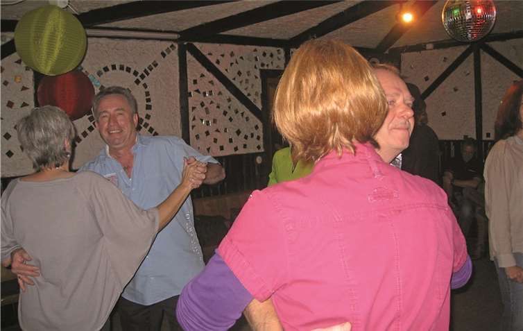 Ab 19.30 Uhr kann zur Musik der 70er und 80er Jahre getanzt werden. privat