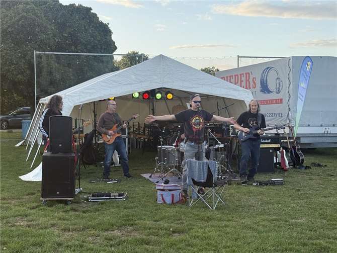 Ab 20 Uhr sorgte die Rock-Cover-Band „Orange Curtains“ mit Rockmusik der letzten 65 Jahre für gute Stimmung.