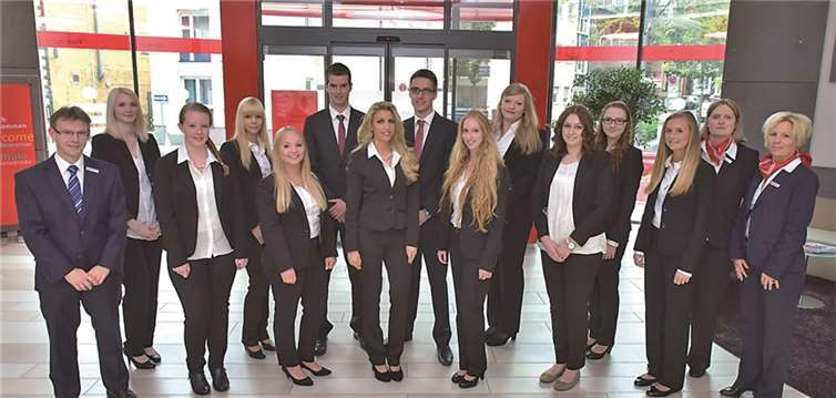 Ab August geht es endlich los (v.l.): Karl-Heinz Nigbur (Leiter Personalmanagement), Jennifer Gerz, Vanessa Ulmen, Jana Scholz, Anna-Lena Stieff, Marcel Schneider, Vanessa Schneider, Stefan Schwartz, Kerrin Baeger, Merlene Pfeiffer, Lisa Eultgen, Hanna Görgen, Gina Wilkes, Dagmar Wagner (Ausbildungsleiterin), Sabine-Birk-Weitzel (Ausbildungsleiterin).KSK Mayen