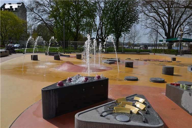Ab Freitag soll das Wasser auf dem Spielplatz am Deutschen Eck wieder täglich von 10 bis 19 Uhr sprudeln. Foto: Stadt Koblenz/Verena Groß