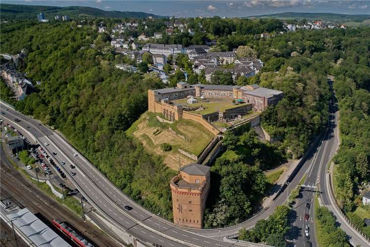Ab Montag entfernen Kletterer den Bewuchs am Nordhang unterhalb von Fort Konstantin und oberhalb der Simmerner Straße. Foto: Stadt Koblenz/Olaf Schepers