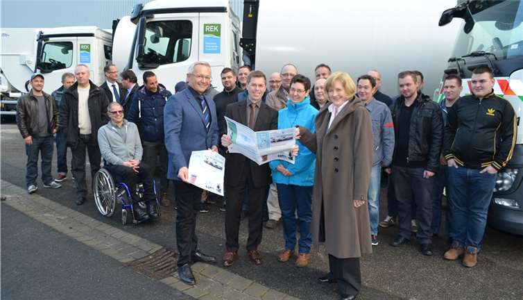 Ab Samstag, 2. Januar 2016, rollen 20 nagelneue weiße Mülllaster unter dem Dach und Logo des REK über die Straßen des Kreises Neuwied. Hinter den drei Buchstaben steht der länderübergreifende Abfallzweckverband Rheinische Entsorgungs-Kooperation, dem der Kreis Neuwied wie auch der Rhein-Lahn-Kreis im Frühjahr beigetreten sind. Wichtig ist, dass sich an den Leistungen für den Bürger nichts ändert. Der Rhein-Sieg-Kreis (RSAG) und die Stadt Bonn haben diesen Verbund bereits 2009 gegründet, um abfallwirtschaftlich enger und für den Bürger kostengünstiger zusammenzuarbeiten. Zusammen mit (vorne v.r.n.l.) Ludgera Decking, Vorständin der RSAG, die neue REK-Standortleiterin Yvonne Nagel und Manfred Becker, Geschäftsführer REK und Geschäftsführer der MVA Bonn begrüßte Hallerbach am derzeitigen Standort Rasselstein in Neuwied die ersten 24 neuen Müllwerker - weitere Mitarbeiter folgen ab März. Um allen Bürgerinnen und Bürger die wichtigsten Informationen zum Neubeginn zu geben, hat die Kreisabfallwirtschaft ein Magazin herausgebenen. Dieses wird an alle Haushalte verteilt. Kreisverwaltung