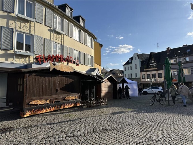 Ab Samstag geht es los - aber die Buden stehen schon! Foto: ROB 