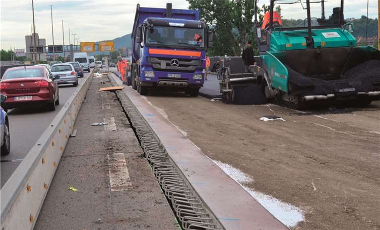 Ab Samstag sind die beiden derzeitigen Fahrspuren gesperrt und der Verkehr fließt zweispurig über den neuen Teil rechts der Europabrücke.HEP