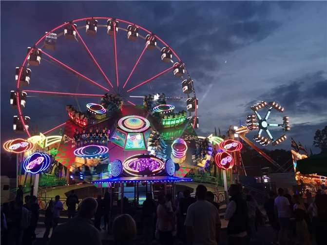 Ab auf den Rummel: Bei der Pfingstkirmes kommen Adrenalin-Junkies wieder voll auf ihre Kosten. Foto: Stadt Neuwied/Thorsten Astor