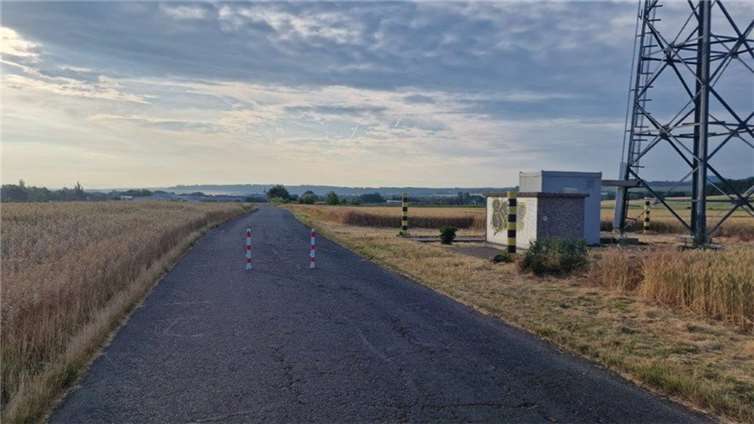 Ab dem 10. August werden Straßenpöller in der Nähe des Sendemastes angebracht.  Fotos: Ortsgemeinde Kretz