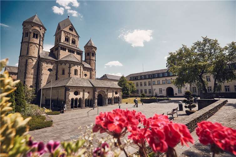 Ab dem 5. November ändern sich die sonntäglichen Parkzeiten der Benediktinerabtei Maria Laach.  Foto: Marco Rothbrust Fotografie
