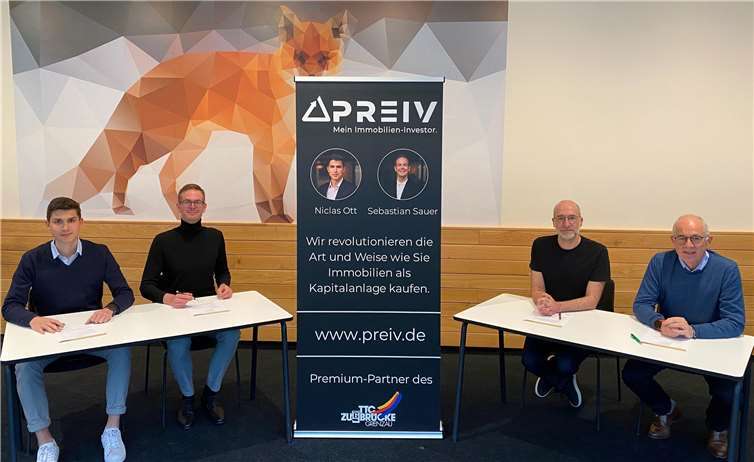 Ab der kommenden Saison zählt die PREIV Immobilien GmbH zu den Premium-Sponsoren des TTC Zugbrücke Grenzau. V.l. Niclas Ott und Sebastian Sauer, Gründer und Geschäftsführer der PREIV Immobilien GmbH sowie Olaf Gstettner, 1. Vorsitzender und Markus Ströher, 2. Vorsitzender und Manager des TTC Zugbrücke Grenzau.Foto: privat