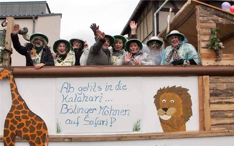 „Ab geht‘s in die Kalahari – Bölinger Möhnen auf Safari!“ Die Bölinger Möhnen hatten sich beim Weiberdonnerstagszug als Großwildjäger ausstaffiert. JOST