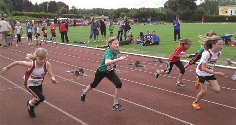 Ab ging die Post im 50-m-Sprint - Celina Esper (links) wurde Zweite und Josi Balles (3.v.l.) gewann diesen Lauf. privat