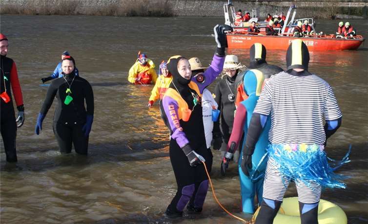 Ab in die Fluten: Trinkbecher, Kostüme und gute Laune gehörten in Ernst und Cochem zur Ausrüstung der mutigen Schwimmer.