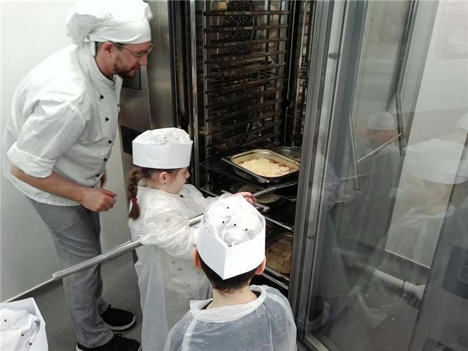 Ab mit der Pizza in den riesigen Ofen.