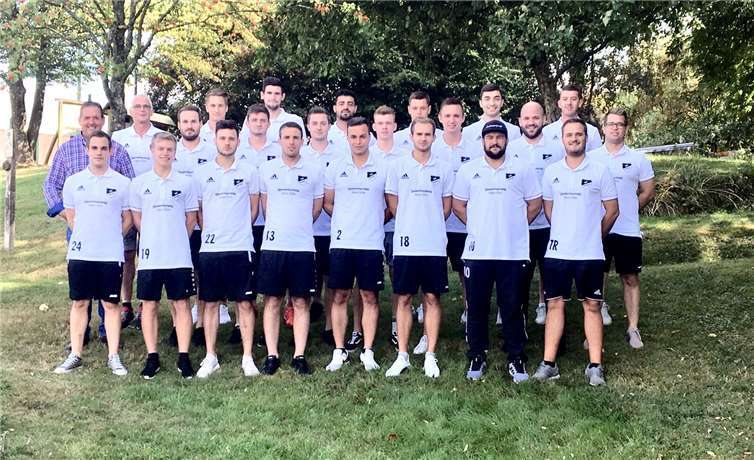 Ab sofort chic gewandet präsentiert sich die Erste Mannschaft der SG Ellingen.privat