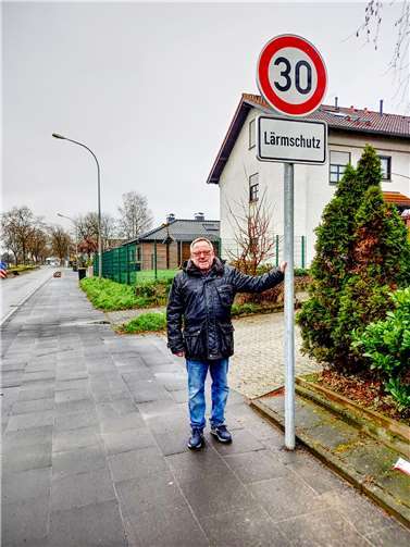 Ab sofort gilt für die Ortsdurchfahrt in Oberdrees Tempo 30. Darüber freut sich Peter Heck, sachkundiger Bürger im Ausschuss für Stadtentwicklung und Bauen besonders.  Foto: UWG Rheinbach