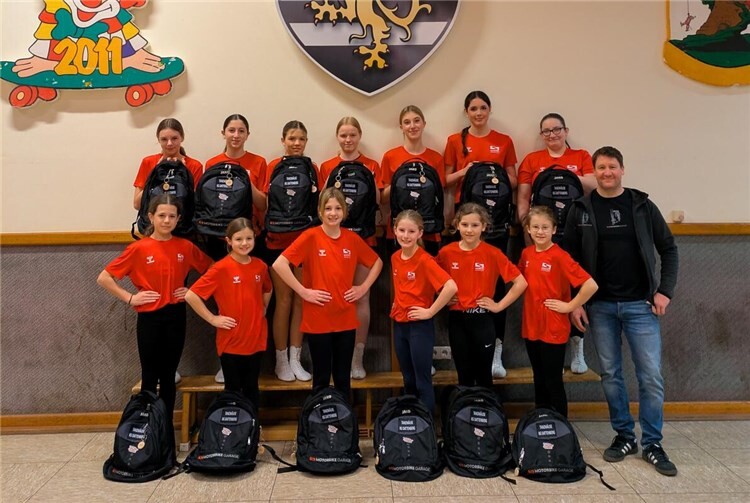 Ab sofort haben die Tanzmäuse neue Rucksäcke und Trainingsshirts.Foto: privat 