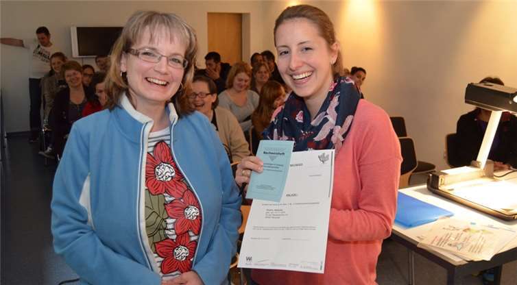 Ab sofort ist es möglich, sich rund um die Uhr über die Homepage der Kreisverwaltung Neuwied (www.kreis-neuwied.de) zur Erstbelehrung nach dem Infektionsschutzgesetz beim Kreisgesundheitsamt anzumelden. Erst kürzlich fand eine Belehrung mit 35 Teilnehmerinnen und Teilnehmern im Gesundheitsamt statt. Nathalie Hoehn aus Neuwied (l.) freut sich, dass sie die Papiere für die erfolgreiche Teilnahme von Hygienefachkraft Elisa Pieper erhält. privat