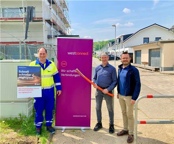Ab sofort können Bürger*innen und Gewerbetreibende im Stadtteil Sinzig-Franken im superschnellen Internet surfen. Zur Inbetriebnahme kamen zusammen (v.l.): Netzplaner Michael Busch (Westnetz,), Ortsvorsteher Hans Jürgen Koffer soswie Philipp Klein (Westconnect).  Foto: Hans Jürgen Koffer