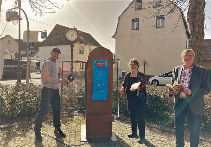 Rund um die Uhr Lesestoff für Groß und Klein Ab sofort können sich die Bürgerinnen und Bürger aus Ochtendung über einen neuen offenen Bücherschrank zum Tauschen und Schmökern freuen. „Ich bin froh, dass sich Ulrike Hofmann für die KÖB (katholische öffentliche Bücherei) und Thomas Geisen für den Jugendtreff bereit erklärt haben, die aktive Patenschaft zu übernehmen“, äußert Ortsbürgermeister Lothar Kalter.Foto: privat