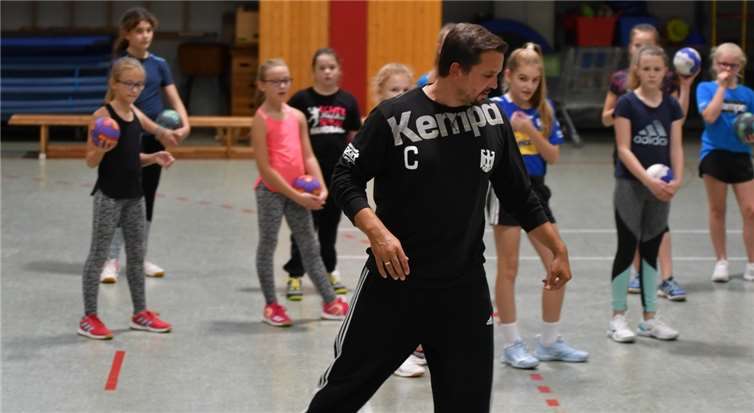 Ab sofort kümmert sich der an der deutschen Sporthochschule in Köln ausgebildeteSportwissenschaftler und ehemalige 2. Liga-Spieler der HSG Römerwall, Pascal Gras, mitseinem „Mindletics-Programm“ um die „Neuroathletik“ der Talente aus der weiblichen E- und D-Jugend.