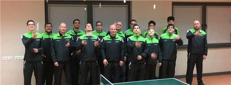 Ab sofort präsentiert sich der TTC Ockenfels in neuen schwarz-grünen Trainingsanzügen. Foto: privat