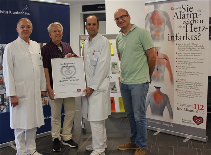 Ab sofort sind die Deutsche Herzstiftung und das St. Franziskus Krankenhaus in Eitorf gemeinsam für Patienten im östlichen Rhein-Sieg-Kreis da: Geschäftsführer Dr. Carsten Haeckel (v. r.), Kardiologe Dr. Olivier Hejl, Rainer Walterscheid von der DHS und der Ärztliche Direktor Dr. Georg Stirner. privat