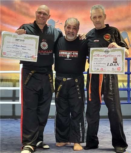 Abbas Ameri mit seinem Zertifikat des 1. DAN..