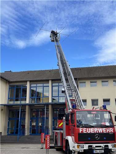 Ahrweiler Funkamateure beenden mit Antennenabbau eine Ära Abbau des KW-Beam vom Dach der Grundschule Ahrweiler nach 35 Jahren. Foto: Joachim Kube