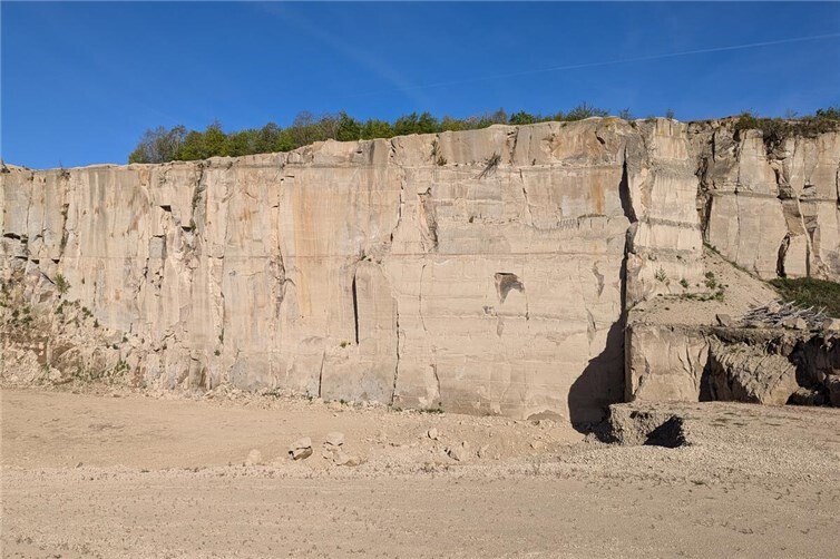 Abbaugebiet Windkaul der Firma Kalenborn aus Rieden, mit einer Mächtigkeit von ca. 30 m. Links Abbauspuren moderner Art, rechts fast unberührte Wand.