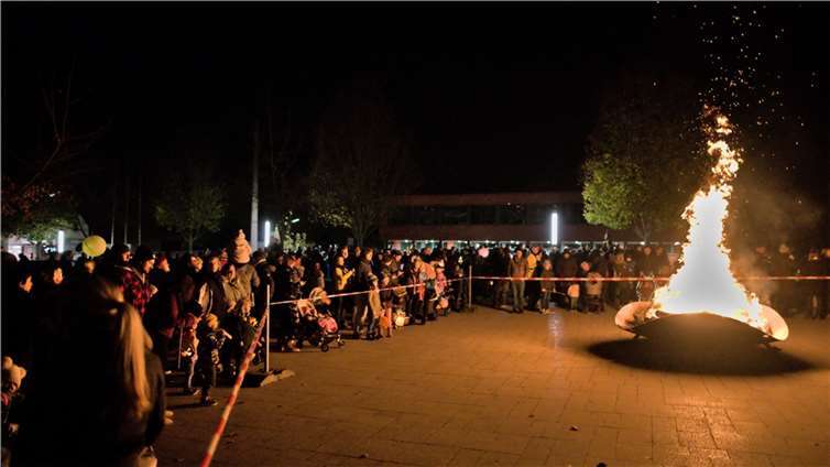 Abbrennen des Martinsfeuers beim Empfang des Umzugs.