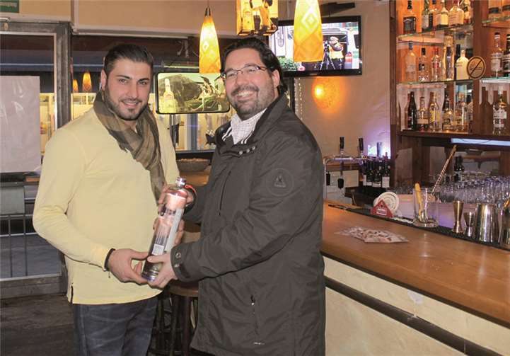 Abdullah Azizoglu wird vom Vorsitzenden Oliver Wolf im Gewerbeverein Rheinbach begrüßt. WP