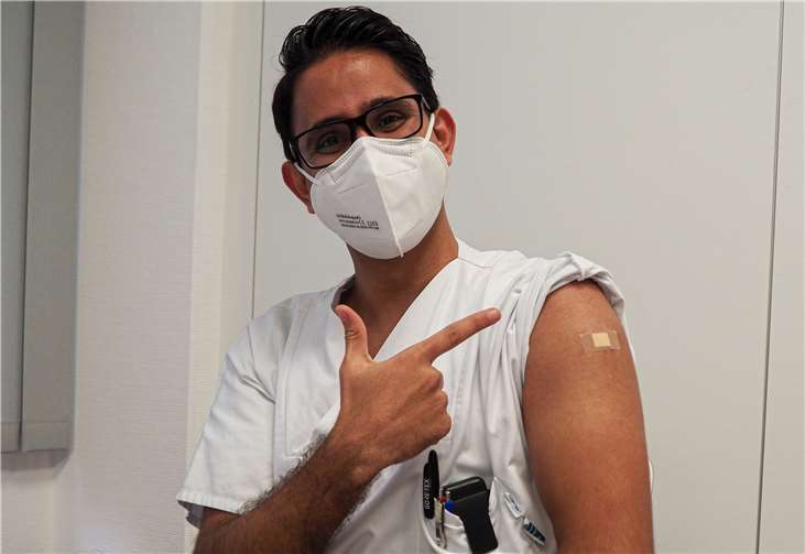 Abdulmalek Al-Kuthabi, Arzt der Abteilung für Innere Medizin, hat als einer der ersten Mitarbeiter des St. Nikolaus-Stiftshospitals die Covid-19-Impfung erhalten und impfte selbst viele seiner Kollegen mit dem begehrten Impfstoff. Foto:privat