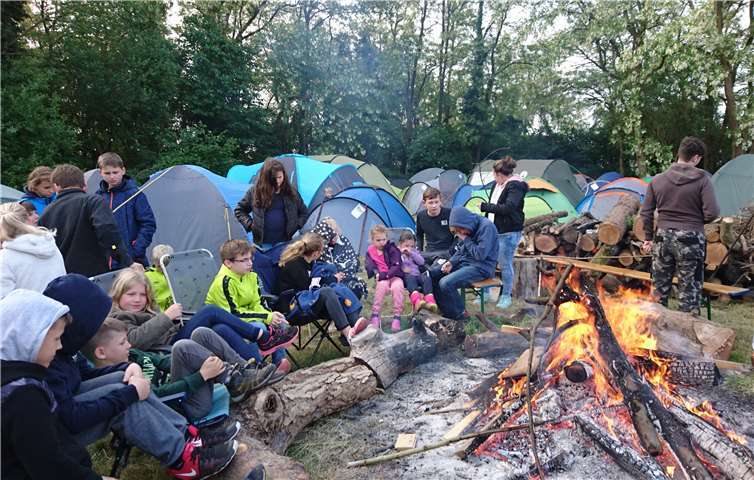 Abends genossen die Kinder die Atmosphäre am Lagerfeuer.  privat