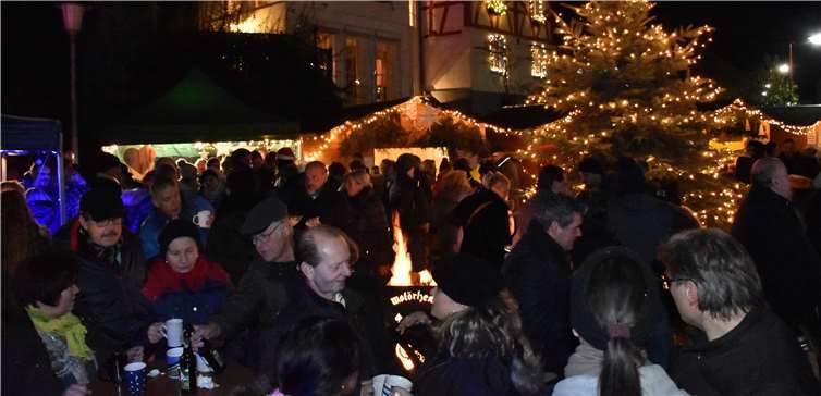 Sieben Stunden Weihnachtsmarkt Abends waren einige hundert Besucher aufdem romantischen Rengsdorfer Weihnachtsmarkt. Fotos: HEP