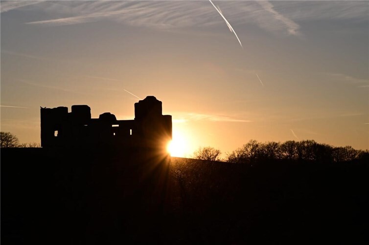 Abendstimmung hinter der Burgruine Wernerseck