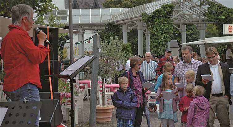 Aber bitte mit Sahne - Monica Schneider-Henseler begeisterte mit alten Hits die Besucherschar. Weigert