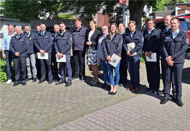 Aber des Guten nicht genug, waren eigens anlässlich der vorzunehmenden Beförderungen und Ehrungen, Landrat Dr. Alexander Saftig und Bürgermeisterin der Verbandsgemeinde Rhein-Mosel zu Gast. Foto: P. Kreber